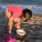 Дете играе спокойно на пясъка до морския бряг, докато вълните на хладната морска вода периодично докосват крачетата му. Този естествен контакт със студената вода е пример за постепенна адаптация на организма към по-ниски температури – процес, познат като закаляване. При правилен и умерен подход, подобни краткотрайни излагания на студ могат да подпомогнат терморегулацията, да стимулират кръвообращението и да повишат общата устойчивост на организма. Важно е обаче това да се случва постепенно, при добро общо състояние на детето и под наблюдение на родител. Закаляването в ранна възраст, когато се провежда разумно и без крайности, може да бъде част от изграждането на здравословни навици и по-добра адаптация към външната среда.