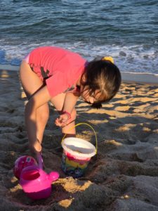 Дете играе спокойно на пясъка до морския бряг, докато вълните на хладната морска вода периодично докосват крачетата му. Този естествен контакт със студената вода е пример за постепенна адаптация на организма към по-ниски температури – процес, познат като закаляване. При правилен и умерен подход, подобни краткотрайни излагания на студ могат да подпомогнат терморегулацията, да стимулират кръвообращението и да повишат общата устойчивост на организма. Важно е обаче това да се случва постепенно, при добро общо състояние на детето и под наблюдение на родител. Закаляването в ранна възраст, когато се провежда разумно и без крайности, може да бъде част от изграждането на здравословни навици и по-добра адаптация към външната среда.